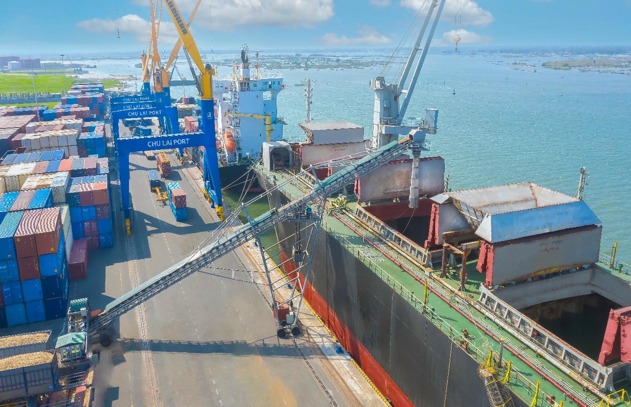 Cảng Chu Lai đang tiếp tục đầu tư các thiết bị xếp dỡ, cải tạo hệ thống băng chuyền, nâng cao công suất phục vụ khách hàng.