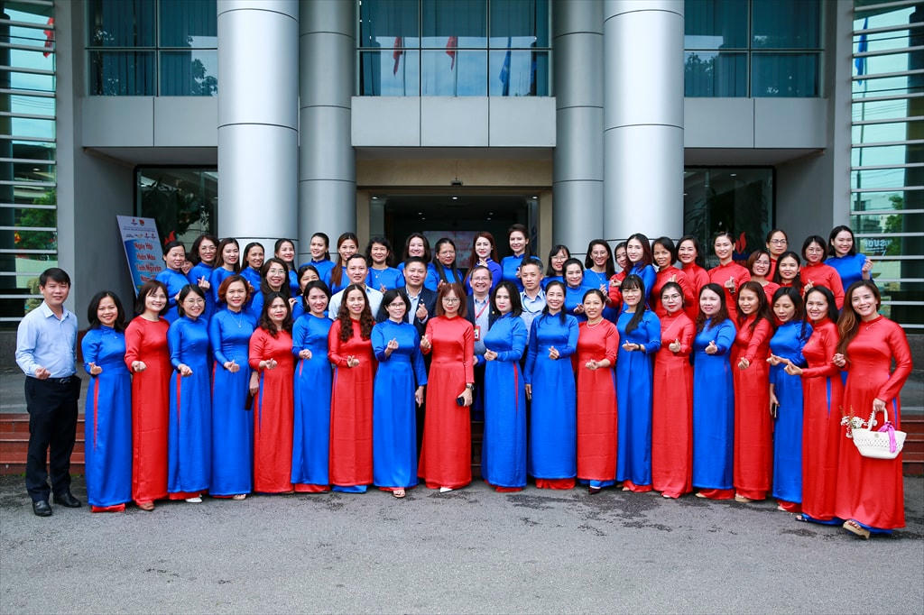 BSR chú trọng phát huy văn hóa bản sắc, tạo đà cho nhiệm vụ sản xuất kinh doanh. Ảnh: Ban lãnh đạo Công ty chúc mừng và chụp ảnh lưu niệm với chị em BSR nhân ngày 20/10/2023.