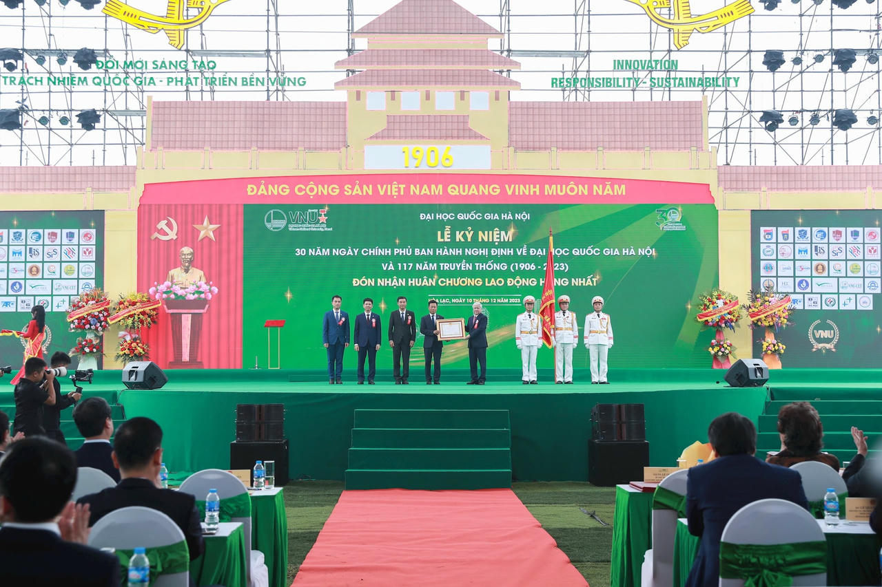 vnu-dhqghn-nhan-huan-chuong-lao-dong-hang-nhat.jpg