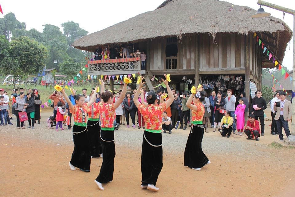 ổ chức bảo tồn, phục dựng lễ hội, trong đó chú trọng phát huy các giá trị văn hóa tốt đẹp mang đậm bản sắc văn hóa dân tộc của đồng bào các dân tộc trên địa bàn.