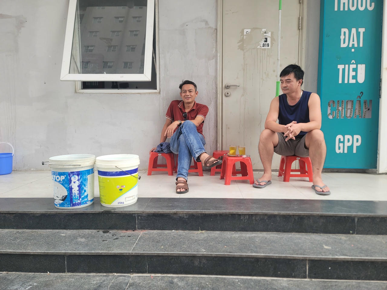 Anh Đặng Minh Tuấn và anh Vũ Đình Hải cư dân của tòa HH03E, đang đi làm nghe tin chiều nay có nước nên về trực, chờ gần tiếng đồng hồ lấy đc 2 thùng sơn nước