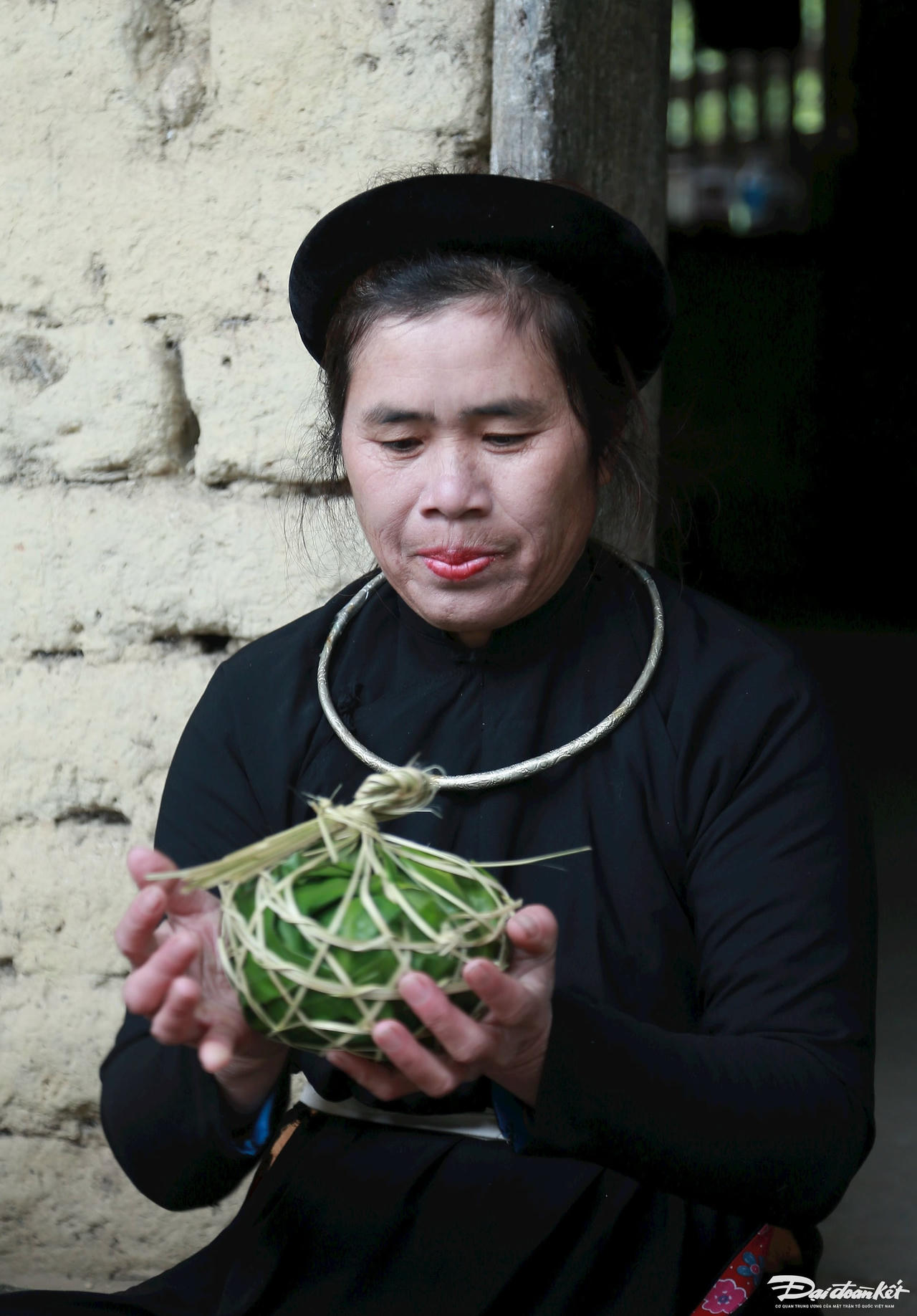 W_banh-chung-me-duoc-ban-tay-kheo-leo-cua-nguoi-phu-nu-tay-lam-ra.jpg