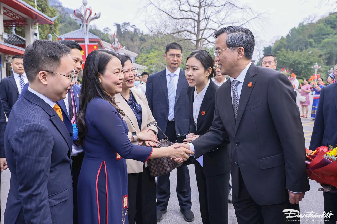 Phó Tổng Thư ký Chính hiệp Toàn quốc Trung Quốc Trương Mậu Vu bắt tay hỏi thăm Ủy viên Trung ương Đảng, Phó Bí thư Thường trực Đảng ủy Mặt trận Tổ quốc, các đoàn thể Trung ương, Phó Chủ tịch - Tổng Thư ký Ủy ban Trung ương Mặt trận Tổ quốc Việt Nam Nguyễn Thị Thu Hà. Ảnh: Quang Vinh
