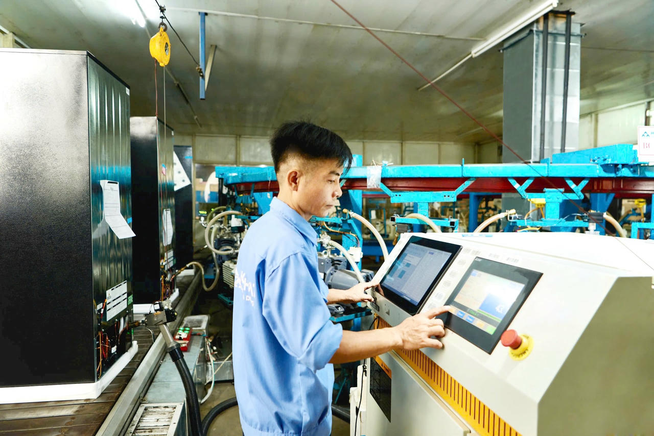Dây chuyền sản xuất tủ lạnh hiện đại của Hòa Phát