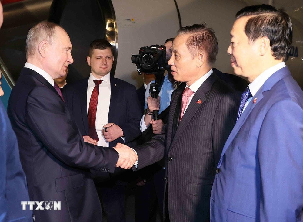 Trưởng Ban Đối ngoại Trung ương Lê Hoài Trung và Phó Thủ tướng Trần Hồng Hà đón Tổng thống Liên bang Nga Vladimir Putin tại Sân bay Quốc tế Nội Bài. (Ảnh: An Đăng/TTXVN) ttxvn_tong_thong_lb_nga_vladimir_putin_den_ha_noi_2006-2.jpg