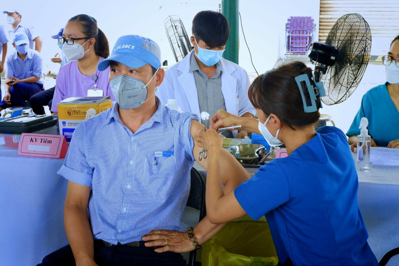 UBND tỉnh Bà Rịa - Vũng Tàu yêu cầu Ban Quản lý các khu công nghiệp tăng cường kiểm tra, giám sát, đôn đốc triển khai tiêm chủng cho công nhân, người lao động.