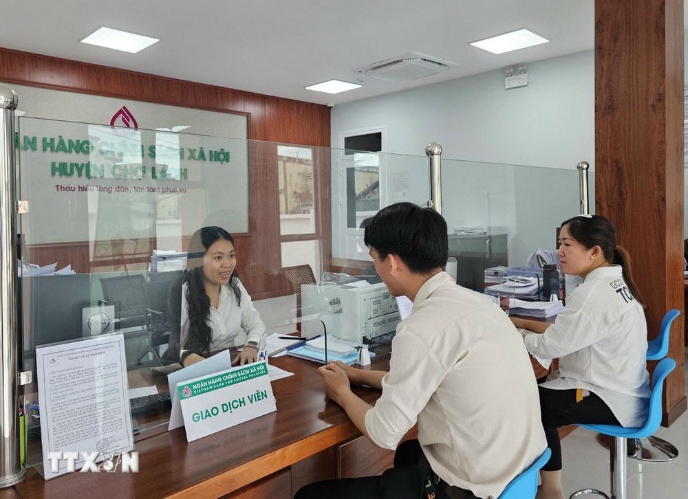 Hoạt động giao dịch tại phòng giao dịch ngân hàng chính sách xã hội huyện Chợ Lách, Bến Tre. (Ảnh: Chương Đài/TTXVN) ttxvn-ngan hang.jpg