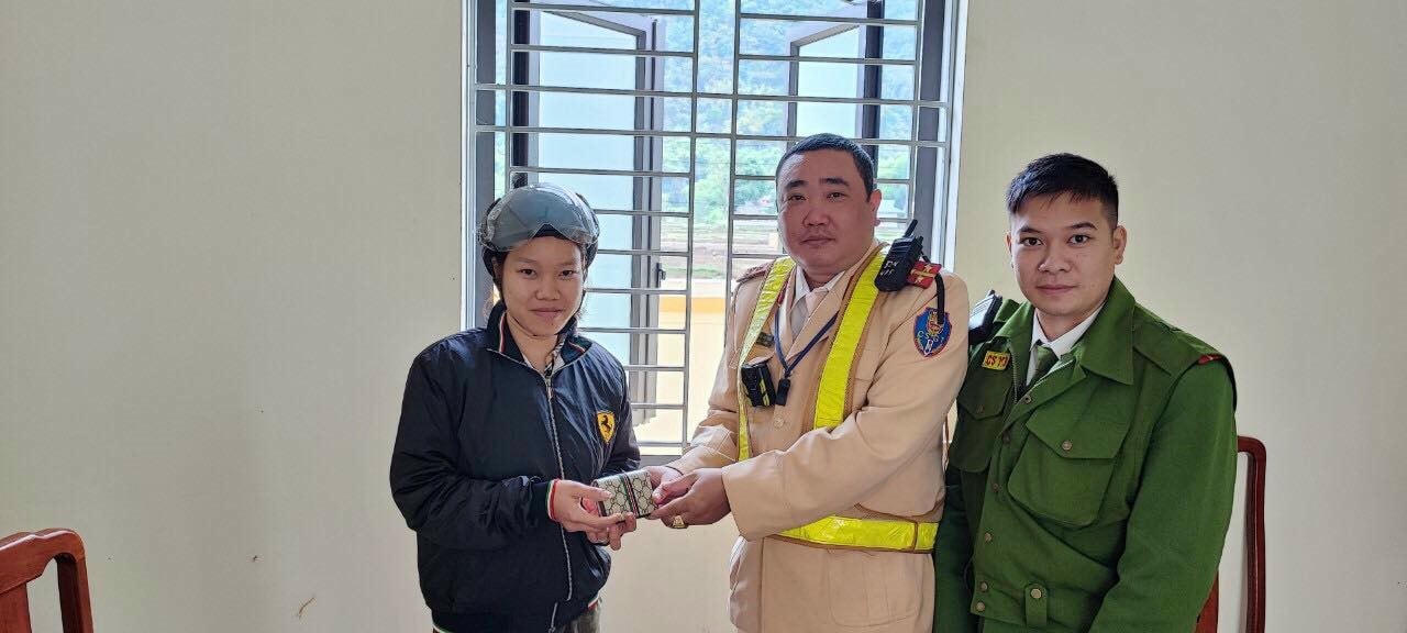 cong-an-huyen-mai-chau-da-nhat-duoc-01-chiec-vi-roi-o-duong-trong-vi-co-giay-to-tuy-than-mang-ten-nguyen-thi-mai-sn-1998-tru-xom-hai-son-xa-mai-hich-mai-chau-hoa-binh.jpg
