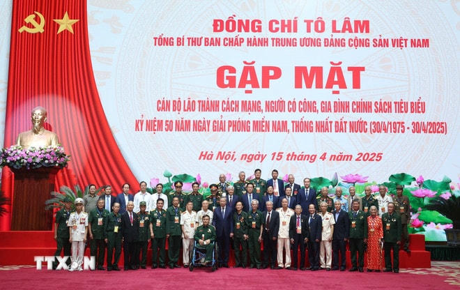 Tổng Bí thư Tô Lâm với các cán bộ lão thành cách mạng, người có công, gia đình chính sách tiêu biểu. (Ảnh: Thống Nhất/TTXVN) ttxvn-20250415-tong-bi-thu-gap-mat-can-bo-lao-thanh-2.jpg