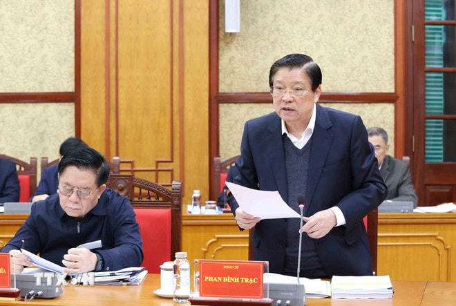 Ông Phan Đình Trạc, Ủy viên Bộ Chính trị, Bí thư Trung ương Đảng, Trưởng Ban Nội chính Trung ương, Phó Trưởng ban Thường trực Ban Chỉ đạo trình bày báo cáo tại phiên họp. (Ảnh: Phương Hoa/TTXVN) ttxvn-3112-tong-bi-thu-tham-nhung-3.jpg