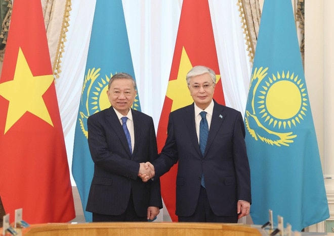 Tổng Bí thư Tô Lâm và Tổng thống Kazakhstan Kassym-Jomart Tokayev chụp ảnh chung trước hội đàm cấp Nhà nước. (Ảnh: Thống Nhất/TTXVN) viet-nam-kazakhstan-2-7103.jpg