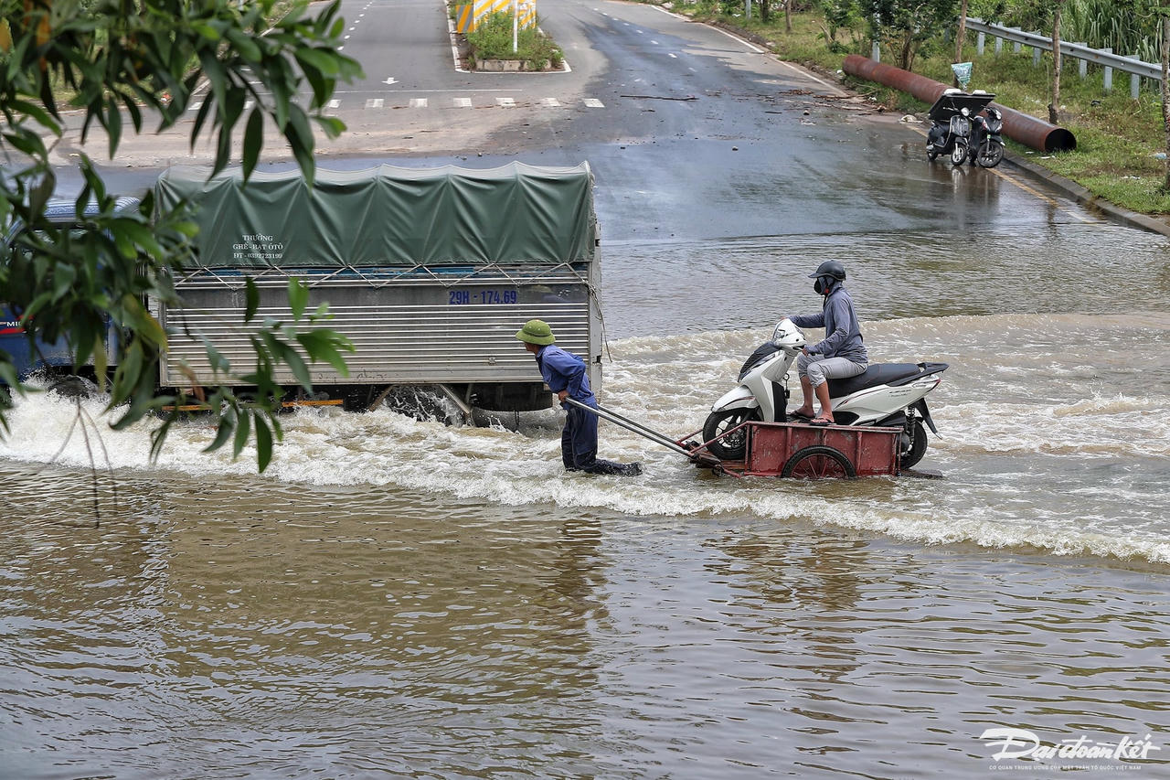 Mỗi một chuyến xe qua vũng ngập hơn 100m có giá 50.000 đồng.