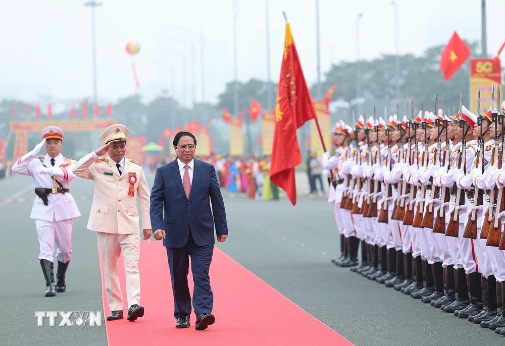 Thủ tướng Phạm Minh Chính duyệt Đội danh dự Bộ Tư lệnh Cảnh sát Cơ động. (Ảnh: Dương Giang/TTXVN) TTXVN_1404Thutuong1.jpg