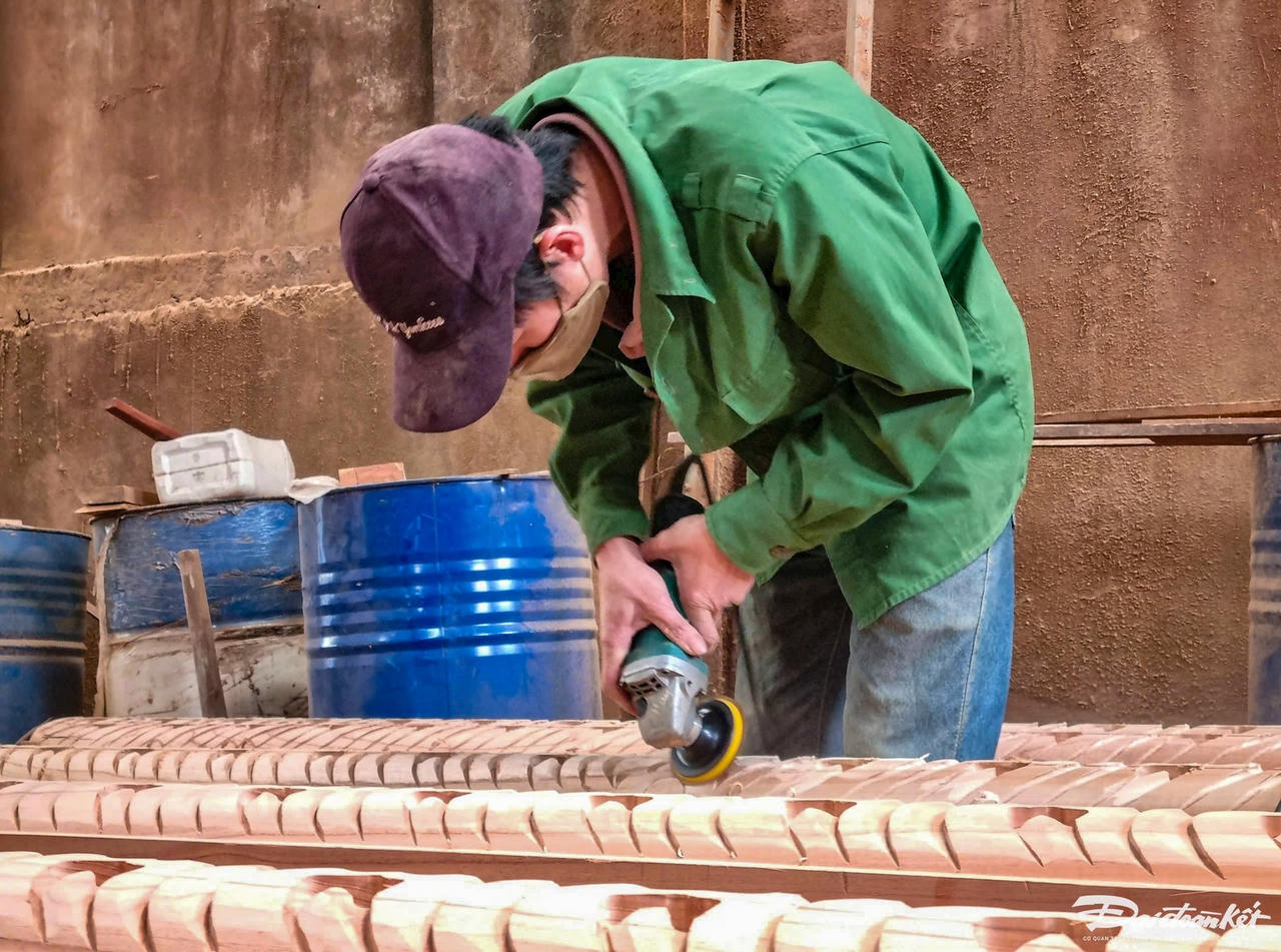 Theo anh Phạm Văn Thêm, chủ một xưởng mộc ở Phúc Lộc cho biết: Để chiều theo sở thích, nhu cầu, kích thước sản phẩm mộc của khách hàng, các chủ xưởng thường đề nghị khách phải chờ từ vài tuần đến vài tháng, có sản phẩm phải báo trước cả nửa năm mới có. Thời điểm cận Tết, anh Thêm cho biết các đơn hàng đến tấp nập nên công nhân phải làm từ sáng sớm đến đêm muộn vẫn chưa hết việc. Ảnh: Đình Minh