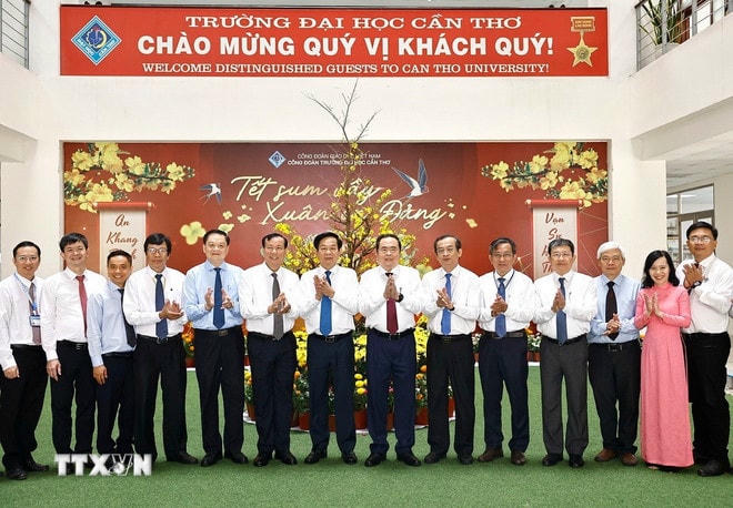 Chủ tịch Quốc hội Trần Thanh Mẫn với lãnh đạo, giảng viên Trường Đại học Cần Thơ. (Ảnh: Doãn Tấn/TTXVN) ttxvn-2201-chu-tich-quoc-hoi-can-tho-7.jpg