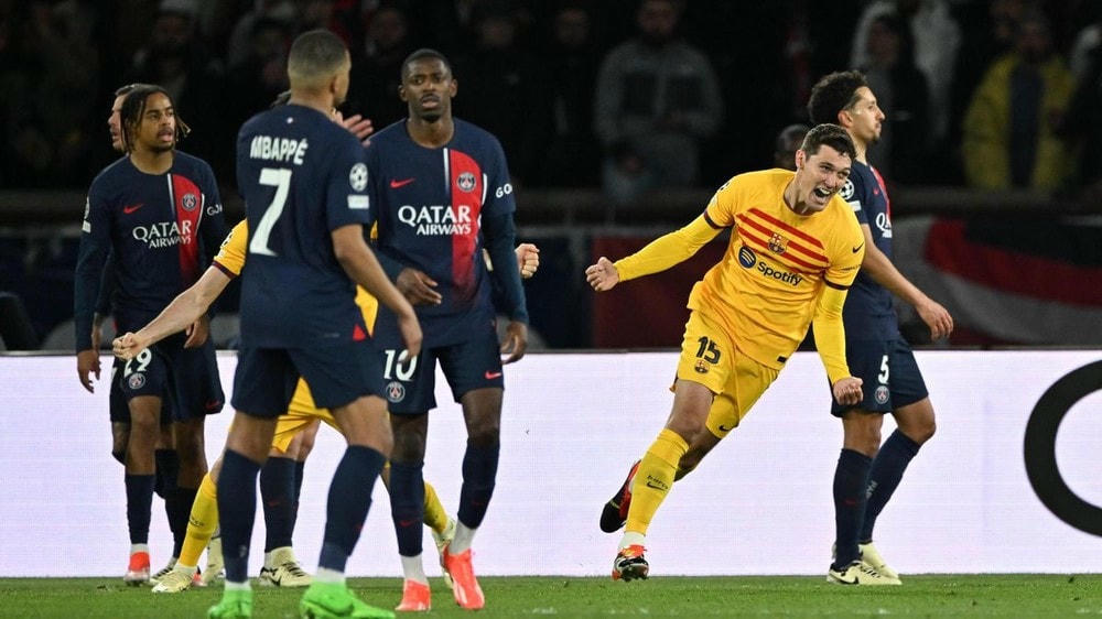 Barcelona (áo vàng) giành chiến thắng ngay trên sân của PSG. (Nguồn: Getty Images( PSG-Barcelona-2-3-1104.jpg