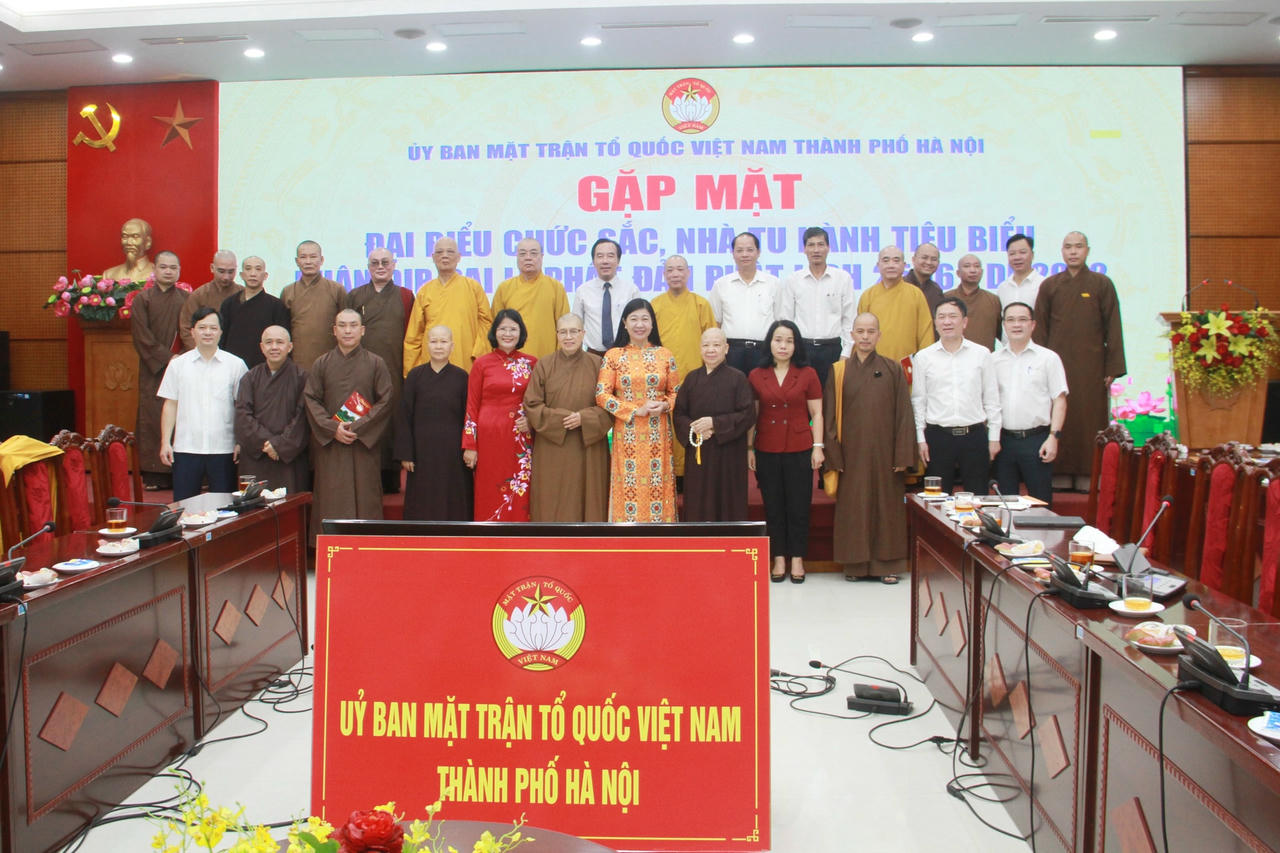Lãnh đạo Mặt trận Trung ương và Thành phố Hà Nội chụp ảnh lưu niệm cùng các đại biểu chức sắc tiêu biểu.