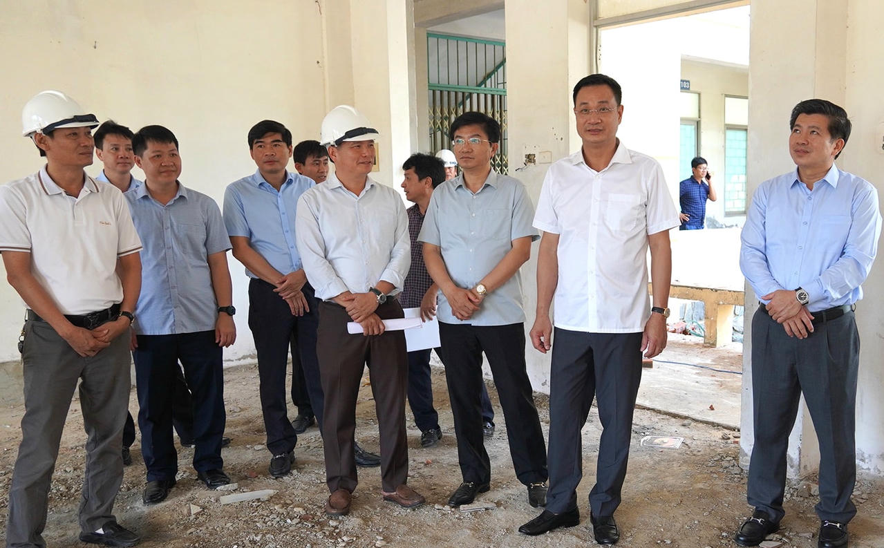 images816625__o__ng_chi__bi__thu__ti_nh_u_y_le__ngo_c_quang_kie__m_tra_co_ng_ta_c_ba_o__a_m_nha__o___co_ng_vu__ta_i_tru_o__ng__a_i_ho_c_qua_ng_bi_nh_.jpg