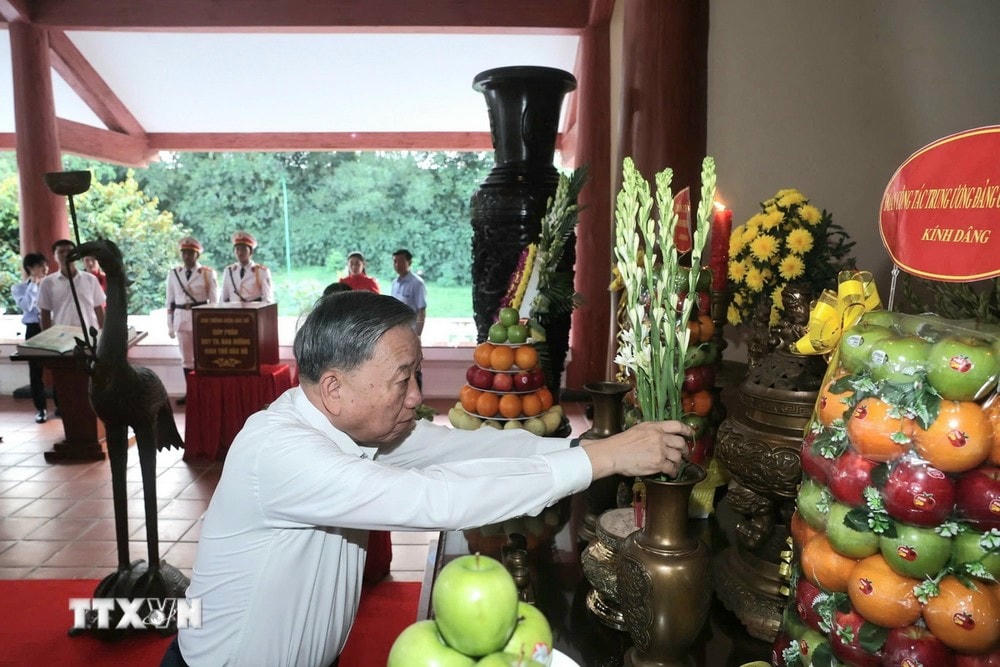 Tổng Bí thư Tô Lâm dâng hương tưởng niệm Chủ tịch Hồ Chí Minh. (Ảnh: Thống Nhất/TTXVN) ttxvn_tong bi thu dang huong 3.jpg