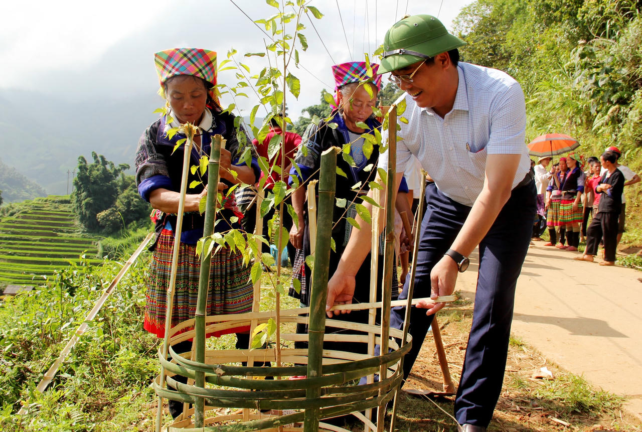 Bí thư Huyện uỷ Mù Cang Chải Nông Việt Yên tham gia Ngày cuối tuần cùng dân tại bản Lao Chải, xã Lao Chải. Ảnh: Thu Thuỷ