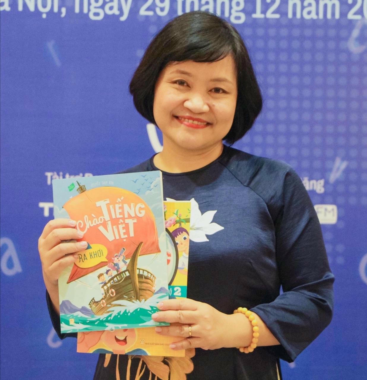 chan-dung-ts-nguyen-thuy-anh-va-bo-chao-tieng-viet(1).jpg