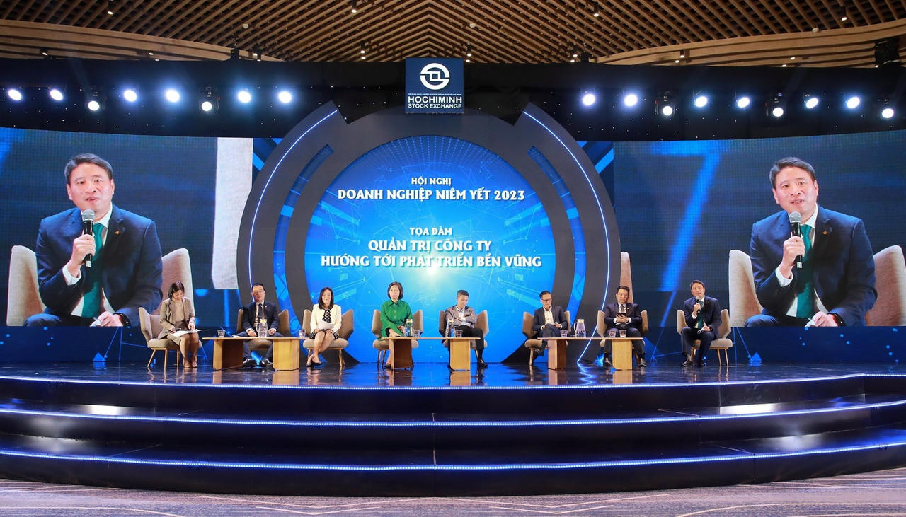 2.-pho-tgd-bidv-tran-phuong-chia-se-y-kien-tai-toa-dam-quan-tri-cong-ty-huong-toi-phat-trien-ben-vun.jpg