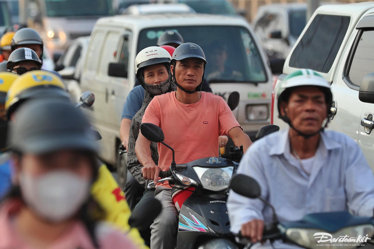 un_tac_cau_vuot_mai_dich-le-khanh2.jpg
