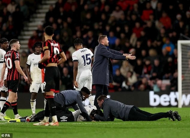 Cầu thủ đổ gục vì đau tim, trận đấu ở Premier League bị hủy sau 60 phút - 1 Cầu thủ đổ gục vì đau tim, trận đấu ở Premier League bị hủy sau 60 phút - 1
