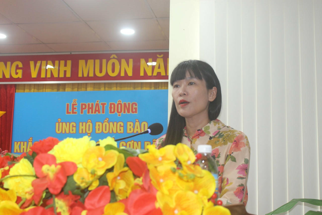 Bà Trịnh Thị Hồng Vân, Chủ tịch hội đồng thành viên Yến sào Khánh Hòa đọc lễ phát dộng.