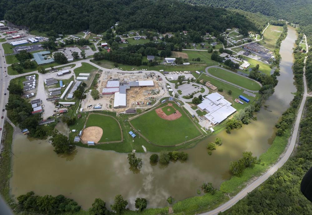 Lũ lụt xung quanh các ngôi nhà ở hạt Breathitt, Kentucky. Ảnh: AP.