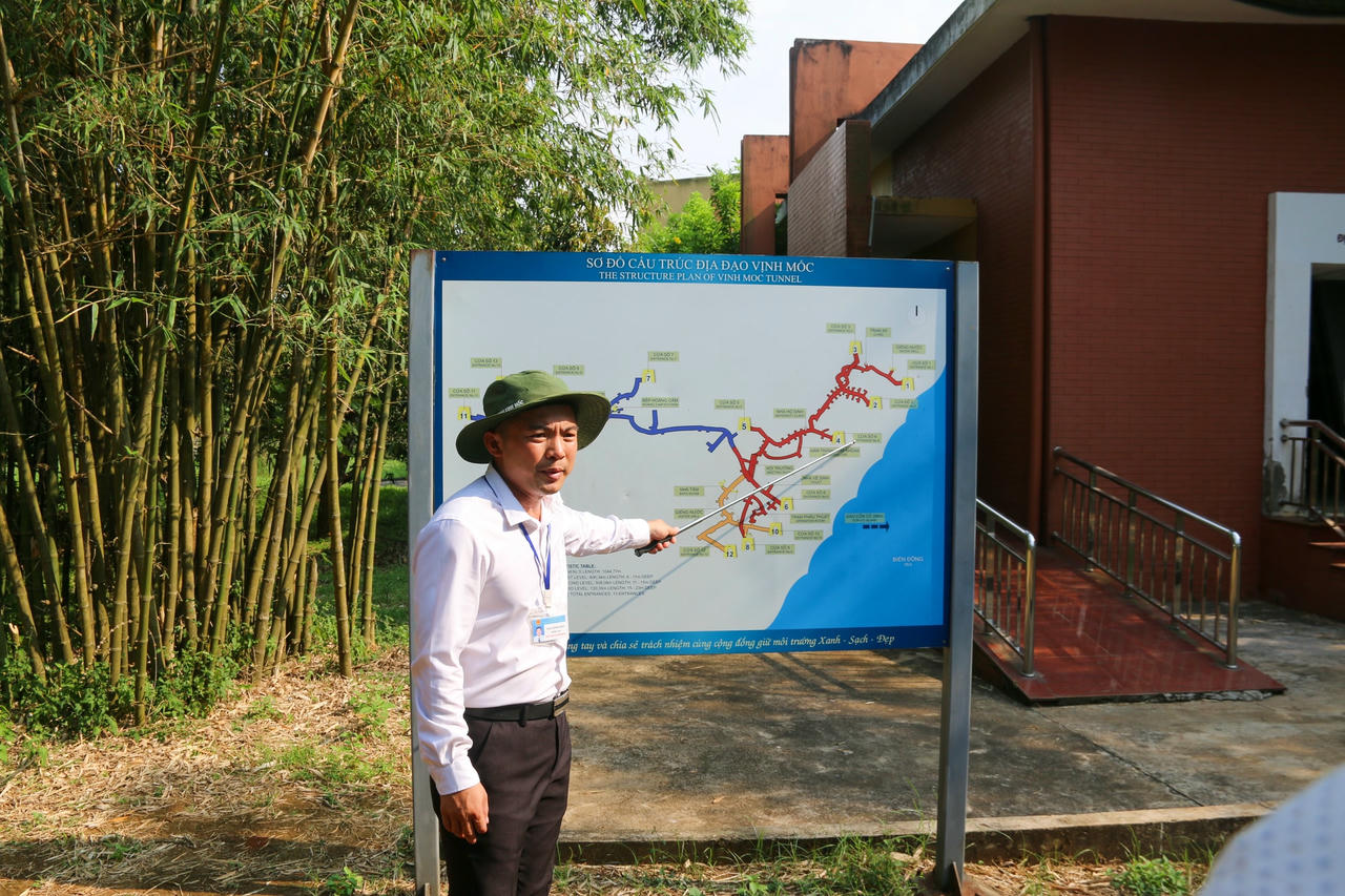 Hiện nay, Địa đạo Vịnh Mốc thuộc xã Kim Thạch (huyện Vĩnh Linh, tỉnh Quảng Trị), cách TP Đông Hà khoảng 30km về phía Bắc và cách thị trấn Hồ Xá khoảng 15km về phía Đông. Hệ thống đường hầm cấu trúc hình vòm với độ dài hơn 1.700m.