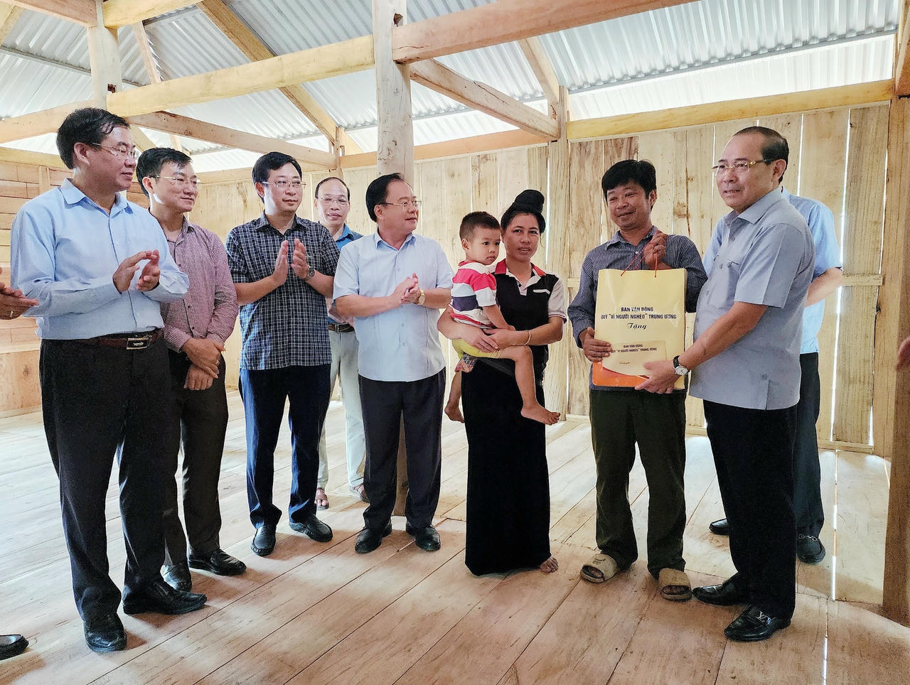 Phó Chủ tịch Hoàng Công Thuỷ thăm và trao quà cho hộ gia đình ông Lò Văn Long ở bản Hin 1, xã Na Sang, huyện Mường Chà. Ảnh: Ngô Hùng