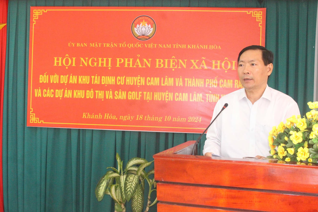 Ông Đặng Ngọc Minh, Phó Chủ tịch Mặt trận tỉnh Khánh Hòa đang phát biểu tại hội nghị.
