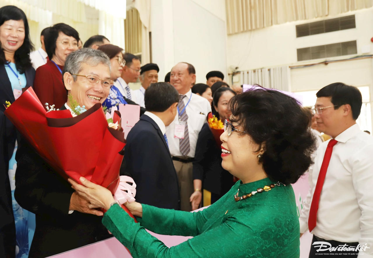 Phó Chủ tịch Tô Thị Bích Châu tặng hoa chúc mừng Ban thường trực UBMTTQ Việt Nam tỉnh Đồng Tháp khóa mới 2024 - 2029.