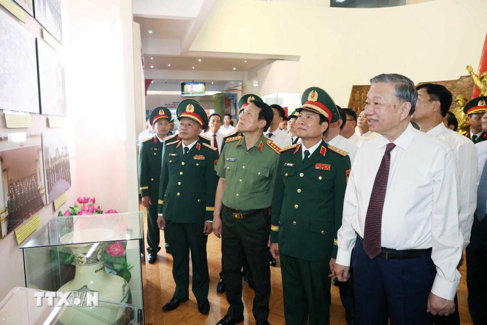 Tổng Bí thư Tô Lâm thăm Bảo tàng Quân đoàn 12. (Ảnh: Thống Nhất/TTXVN)