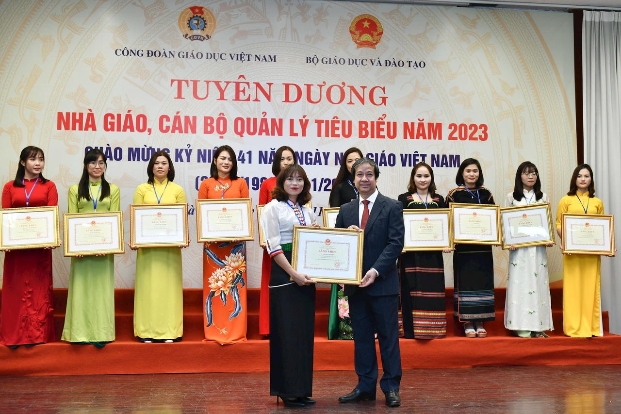 bo-truong-trao-bang-khen-2.jpg