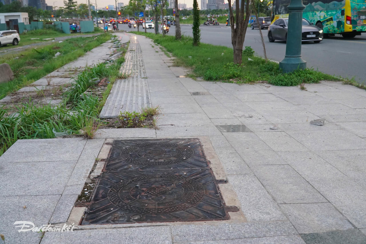 Các nắp cống có kích thước khoảng 1x2m.