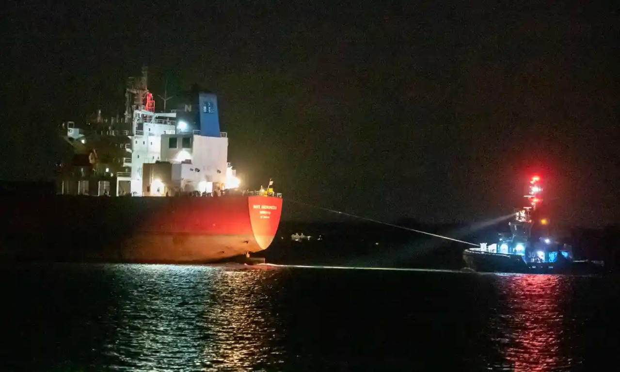Tàu Nave Andromeda được kéo vào Southampton, ngày 26/10/2020. Ảnh: Getty Images.