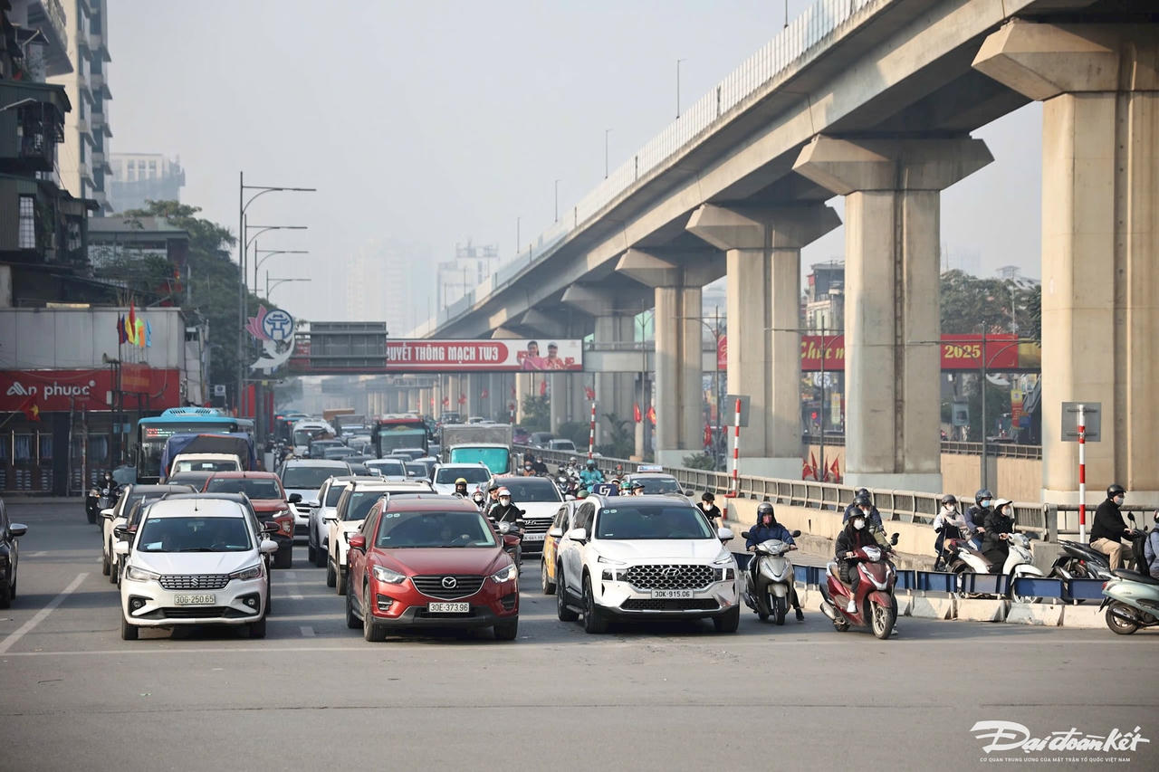 Sau khi Nghị định 168/2024 có hiệu lực, việc chấp hành giao thông tại nhiều tuyến đường và ngã tư ở Hà Nội đã có chuyển biến rõ rệt, các phương tiện đã bắt đầu xếp hàng ngay ngắn.