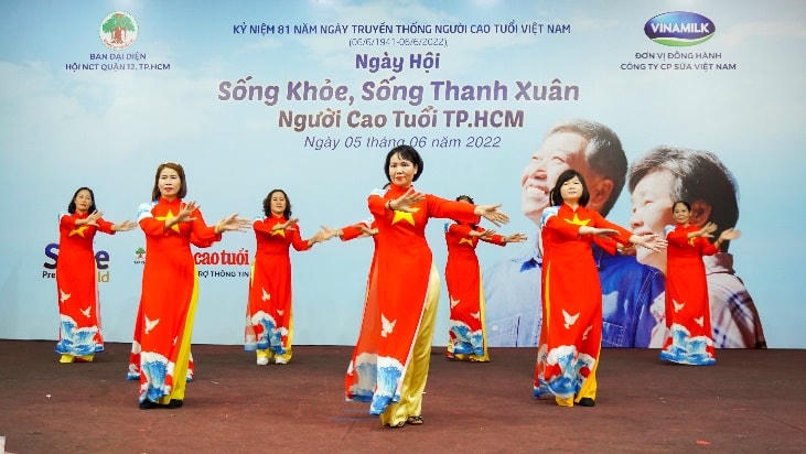 Người cao tuổi, trung niên ngày càng quan tâm và chủ động chăm sóc sức khỏe và nâng cao đời sống tinh thần.