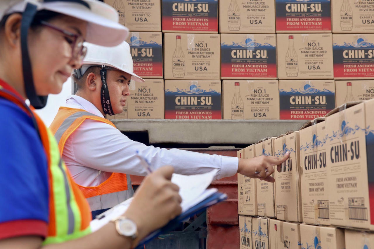 Trước khi được đưa ra thị trường, tất cả các chai nước mắm Chin-su Cá Cơm Biển Đông đều phải trải qua quá trình kiểm duyệt nghiêm ngặt.