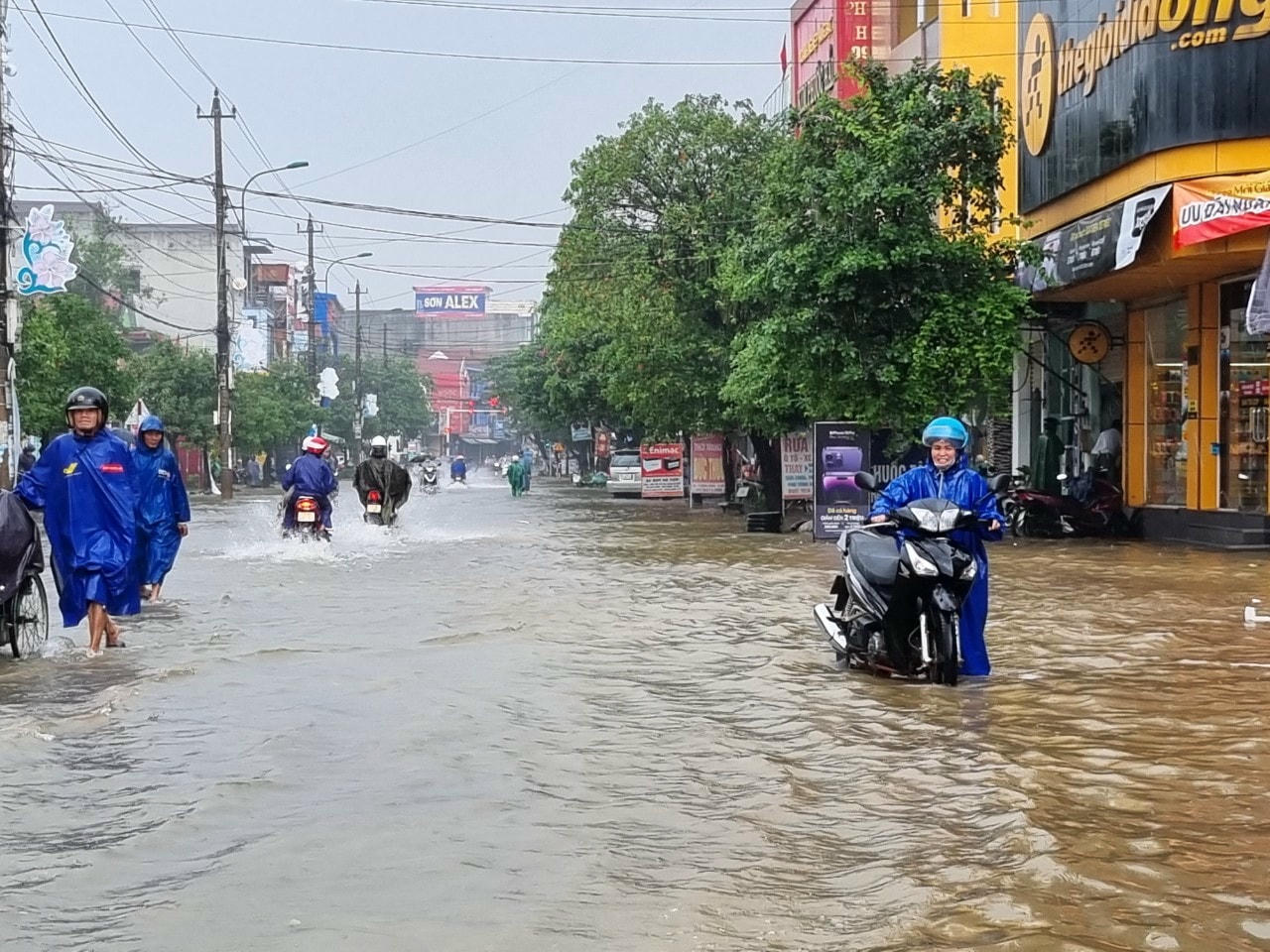Nhiều phương tiện bị chết máy khi đi qua đoạn đường ngập sâu.