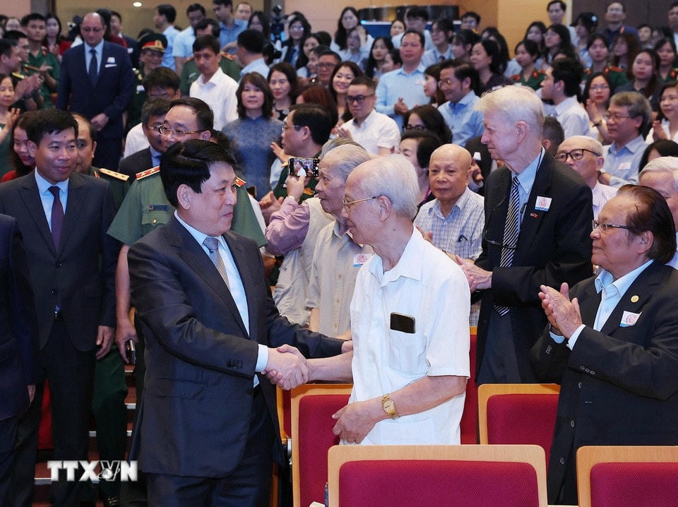 Chủ tịch nước Lương Cường với đại biểu dự Hội thảo khoa học quốc tế “50 năm thống nhất đất nước: Vai trò kiến tạo hòa bình của ngoại giao trong lịch sử và hiện tại”.(Ảnh: Lâm Khánh/TTXVN) ttxvn-chu-tich-nuoc-luong-cuong-du-hoi-thao-khoa-hoc-ve-vai-tro-cua-ngoai-giao-ky-niem-50-nam-thong-nhat-dat-nuoc-1.jpg