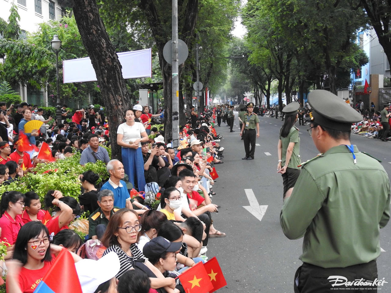 Ghi nhận cho thấy tình hình an ninh được ban tổ chức kiểm soát rất nghiêm ngặt. Hàng trăm cán bộ chiến sĩ công an được bố trí đảm bảo an ninh trật tự ven đường và các giao lộ. (ảnh Đ.Xá).