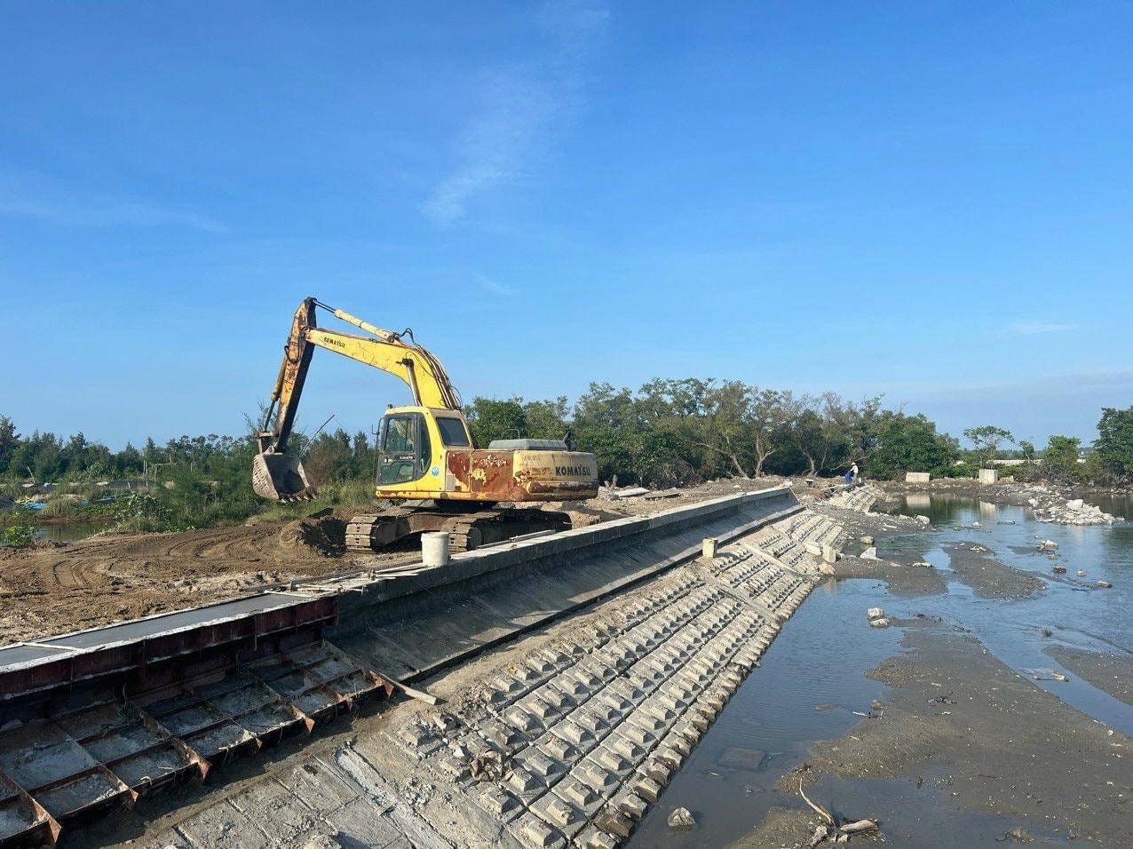 Thi công xây dựng ờ kè Tam Hải chưa hoàng thành.