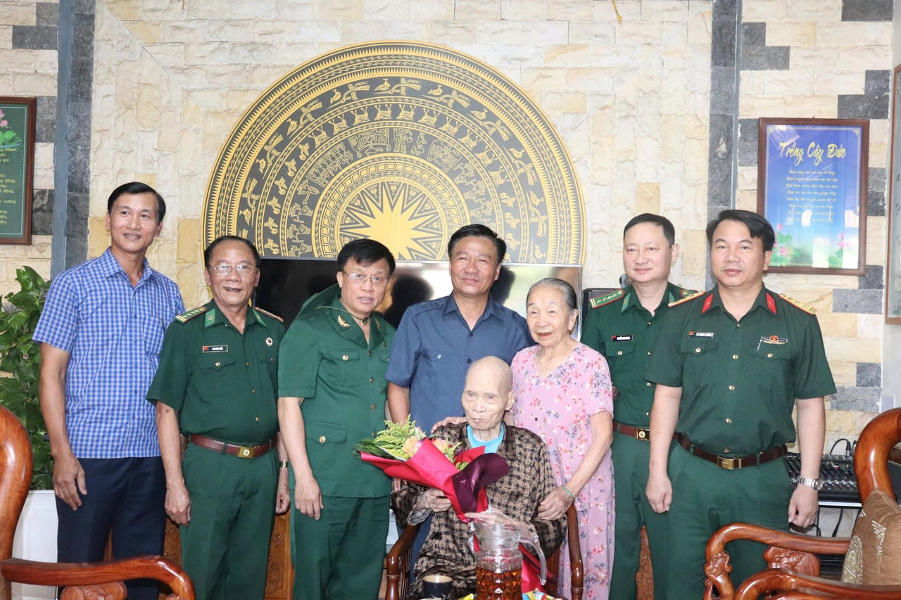 1-mr-hung.jpg