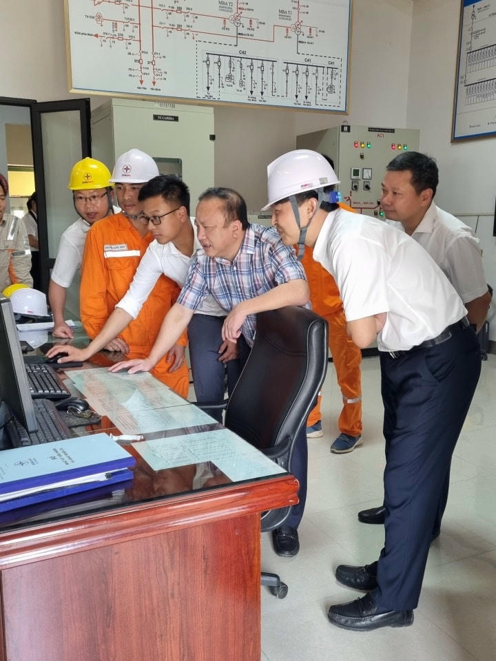 Phó TGĐ Vũ Anh Phương kiểm tra tình hình vận hành trên hệ thống phần mềm tại TBA 110kV Yên Bái.
