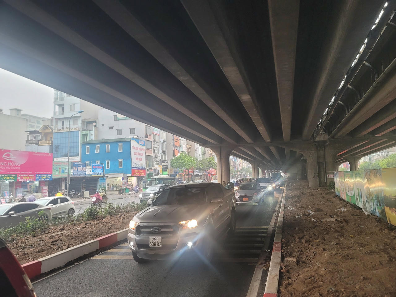 Phương tiện lưu thông tại làn mới mở đường Nguyễn Xiển.
