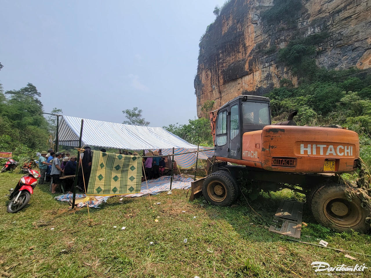 Tại nơi thi công bãi rác, hiện còn 1 chiếc máy xúc nằm gần lều lán của người dân. Ảnh: Đình Minh