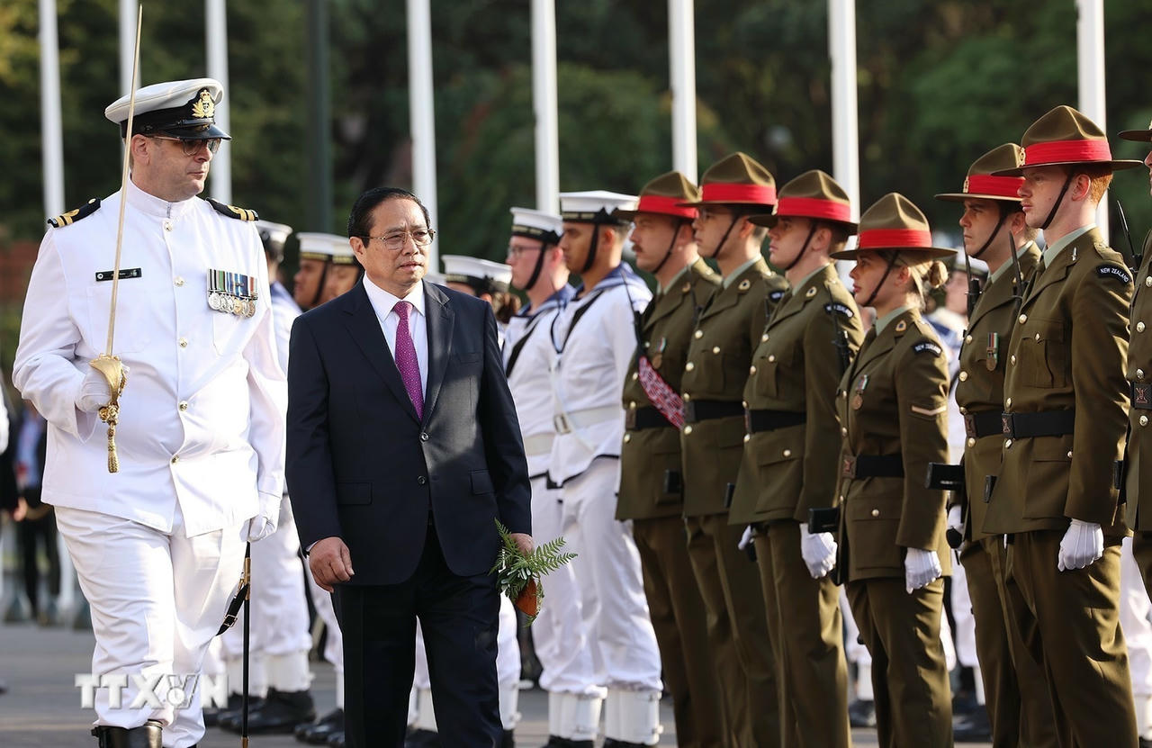 Thủ tướng Phạm Minh Chính duyệt đội danh dự New Zealand. (Ảnh: Dương Giang/TTXVN) ttxvn-pham-minh-chinh-nz.jpg